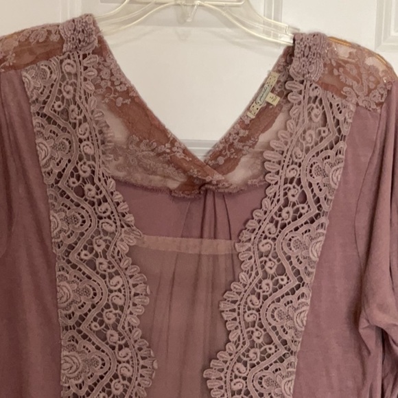 GIMMICKS by BKE Lace Inset Blouse - Picture 5 of 9